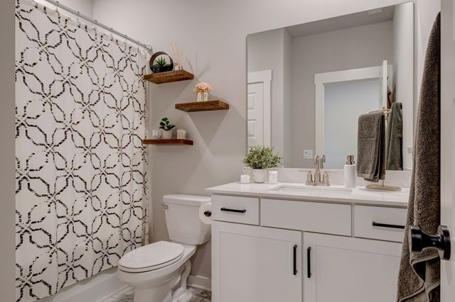 493 Golden Meadow Ln, Hendersonville, TN 37075