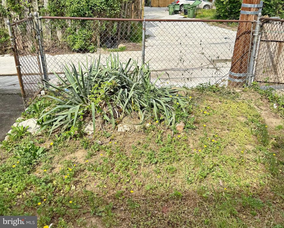 Image 5 of property listing at 12 N ABINGTON AVE, Baltimore, MD 21229