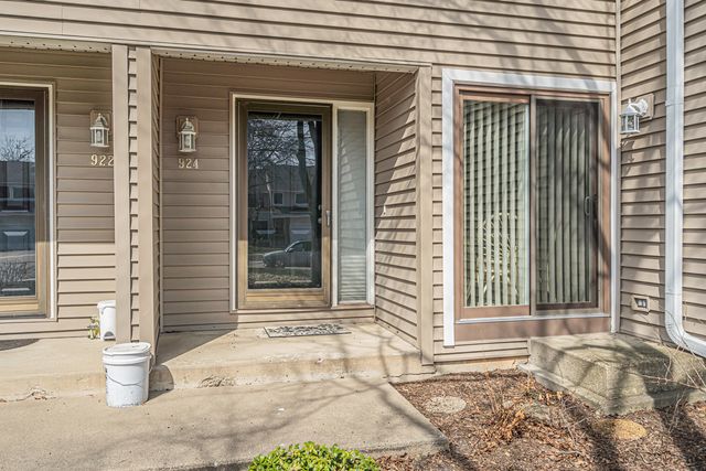 924 Hidden Lake Drive 924, Buffalo Grove, IL 60089