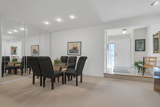 924 Hidden Lake Drive 924, Buffalo Grove, IL 60089