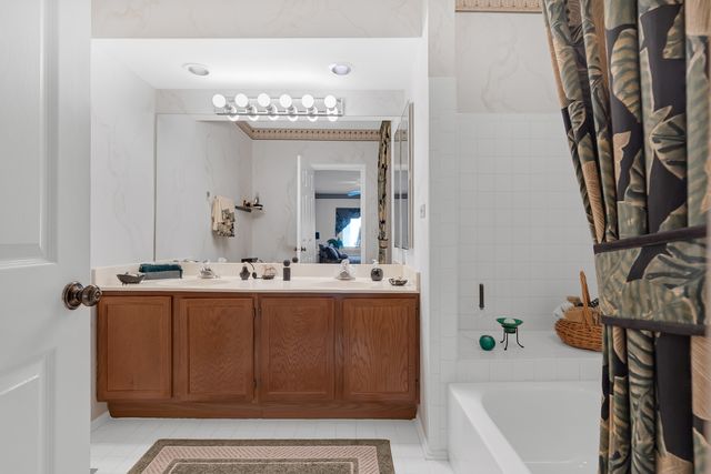 924 Hidden Lake Drive 924, Buffalo Grove, IL 60089