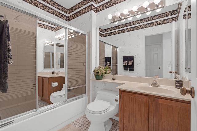 924 Hidden Lake Drive 924, Buffalo Grove, IL 60089