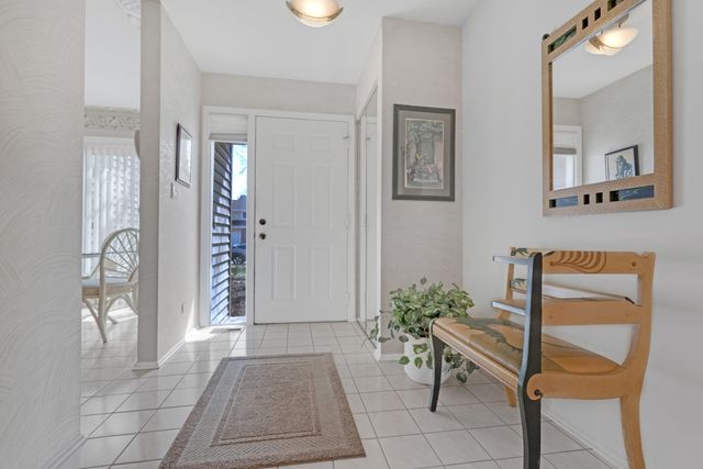 924 Hidden Lake Drive 924, Buffalo Grove, IL 60089