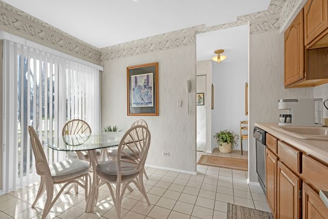 924 Hidden Lake Drive 924, Buffalo Grove, IL 60089