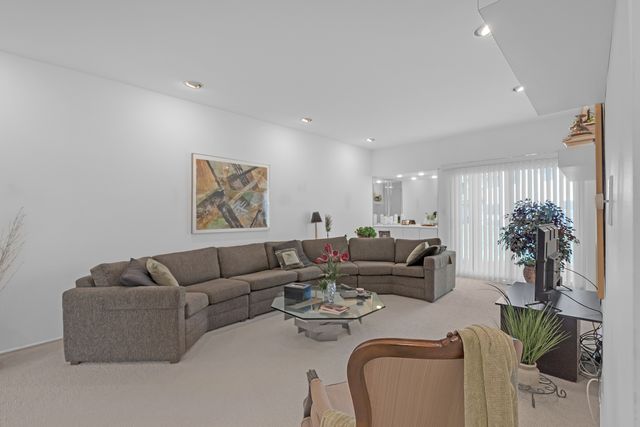 924 Hidden Lake Drive 924, Buffalo Grove, IL 60089