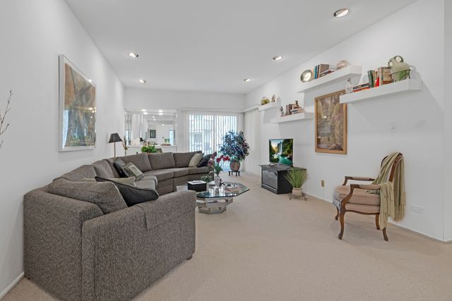 924 Hidden Lake Drive 924, Buffalo Grove, IL 60089