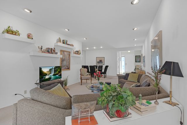 924 Hidden Lake Drive 924, Buffalo Grove, IL 60089