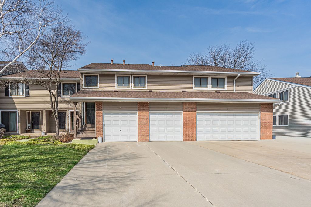 924 Hidden Lake Drive 924, Buffalo Grove, IL 60089