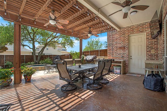2327 Clearspring Drive N, Irving, TX 75063