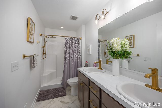 1548 N Village Circle, Kalamazoo, MI 49009