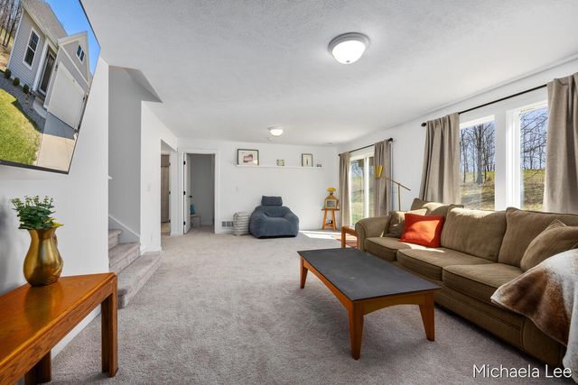 1548 N Village Circle, Kalamazoo, MI 49009