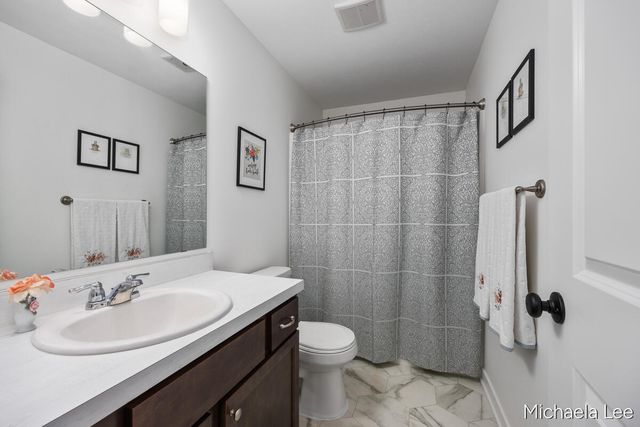 1548 N Village Circle, Kalamazoo, MI 49009