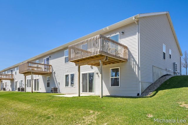 1548 N Village Circle, Kalamazoo, MI 49009
