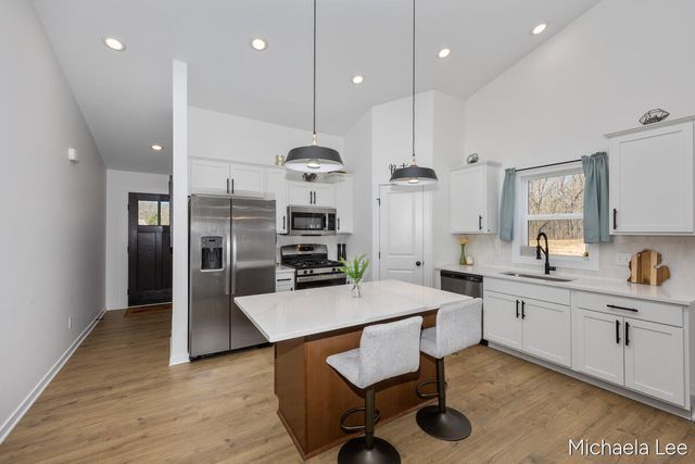 1548 N Village Circle, Kalamazoo, MI 49009