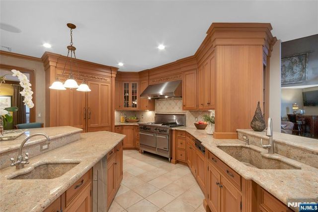 7 Finn Court, Mahwah, NJ 07430