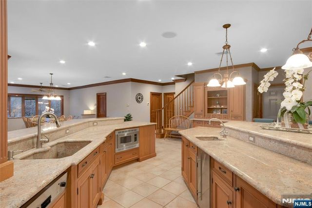 7 Finn Court, Mahwah, NJ 07430