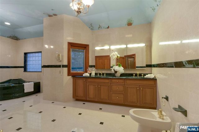 7 Finn Court, Mahwah, NJ 07430