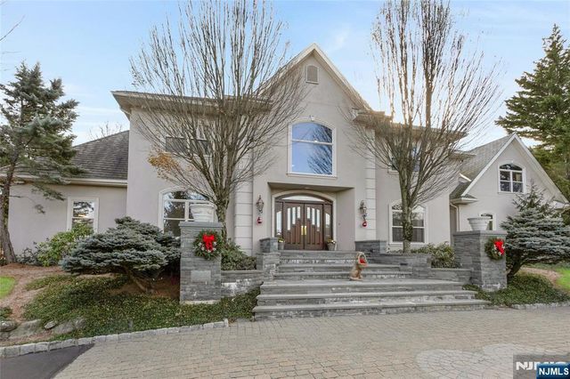 7 Finn Court, Mahwah, NJ 07430