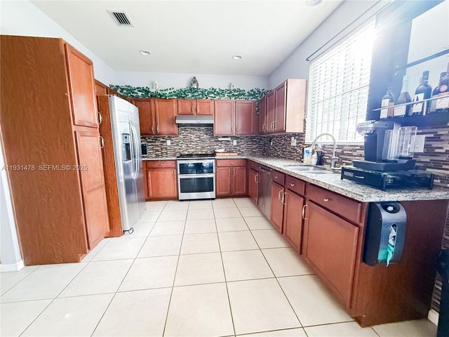 3184 NW 32nd St, Oakland Park, FL 33309