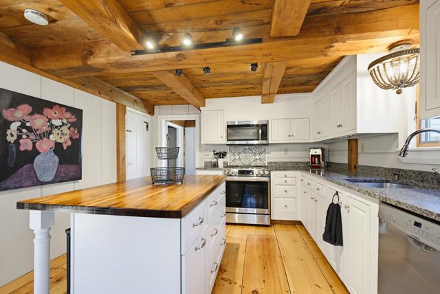 6 Fifield Lane A, Stratham, NH 03885