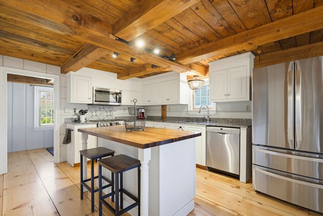 6 Fifield Lane A, Stratham, NH 03885