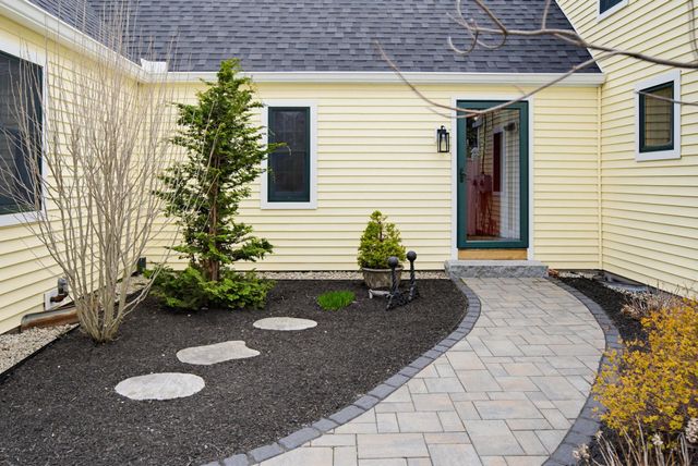 6 Fifield Lane A, Stratham, NH 03885