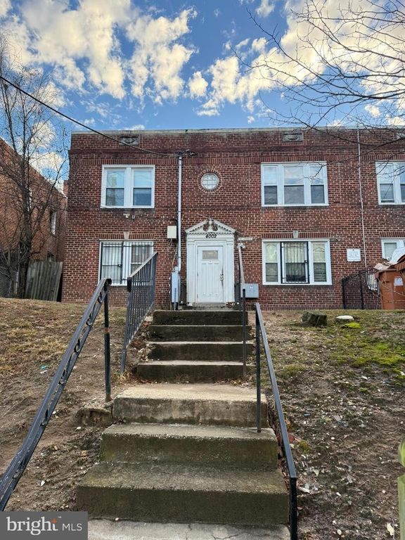 4002 S CAPITOL ST SE, Washington, DC 20032