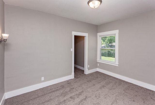 1614 E 13th Street, Des Moines, IA 50316