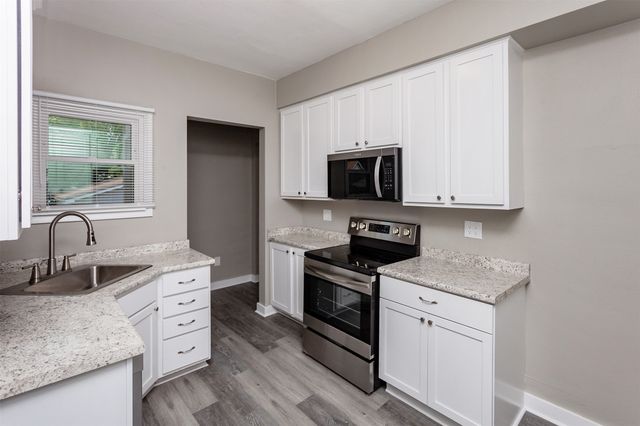 1614 E 13th Street, Des Moines, IA 50316