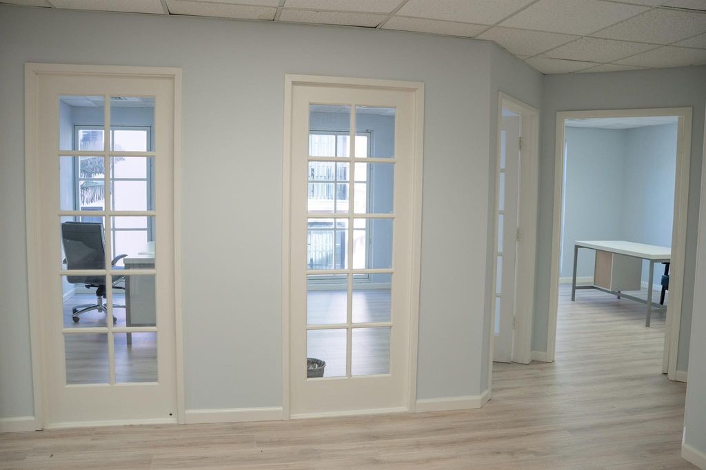 Image 7 of property listing at 180 Royal Palm Way 203, Palm Beach, FL 33480