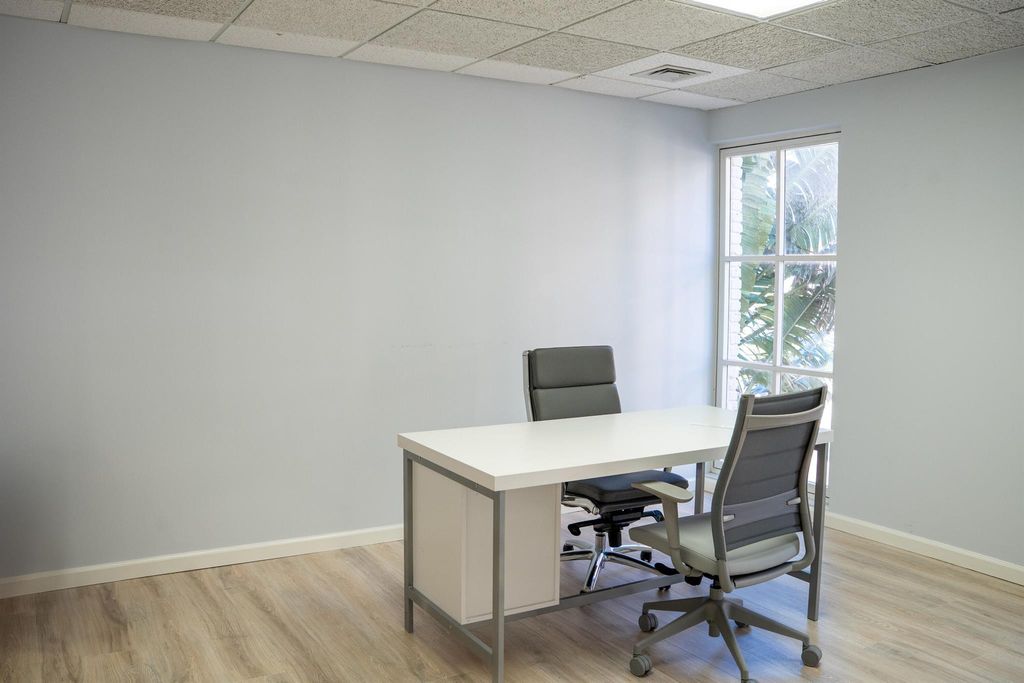 Image 8 of property listing at 180 Royal Palm Way 203, Palm Beach, FL 33480