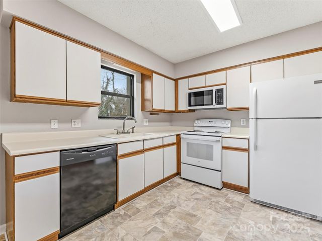 102 Abbey Circle, Asheville, NC 28805