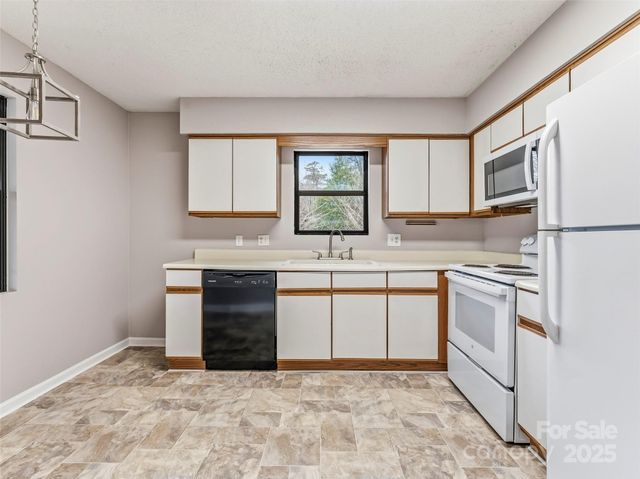 102 Abbey Circle, Asheville, NC 28805