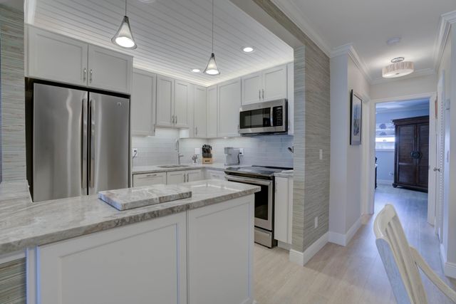 111 Shore Court 305, North Palm Beach, FL 33408