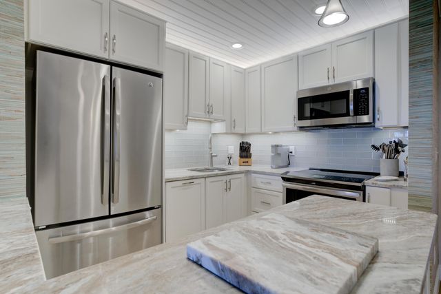 111 Shore Court 305, North Palm Beach, FL 33408