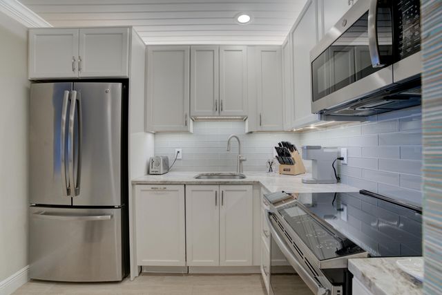 111 Shore Court 305, North Palm Beach, FL 33408