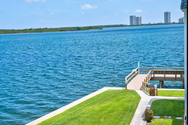 111 Shore Court 305, North Palm Beach, FL 33408