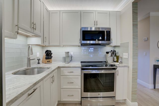 111 Shore Court 305, North Palm Beach, FL 33408