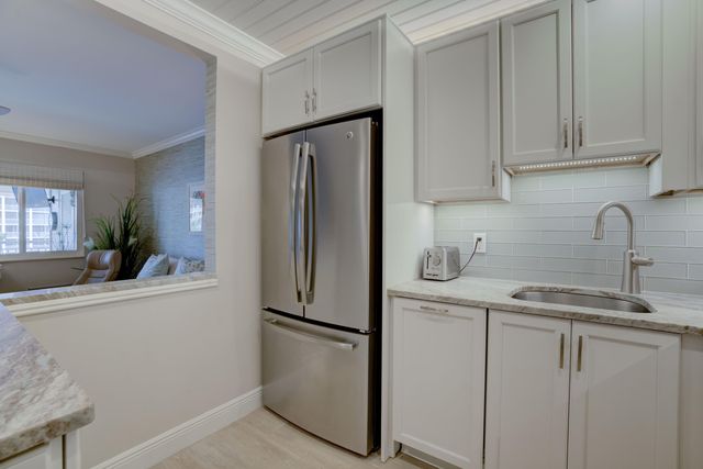 111 Shore Court 305, North Palm Beach, FL 33408