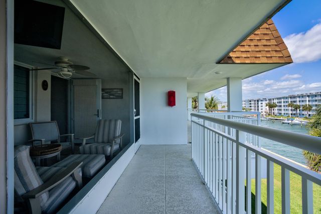 111 Shore Court 305, North Palm Beach, FL 33408