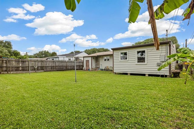 7113 Sycamore Drive, Galveston, TX 77551