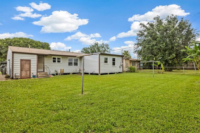 7113 Sycamore Drive, Galveston, TX 77551