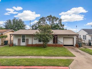 7113 Sycamore Drive, Galveston, TX 77551