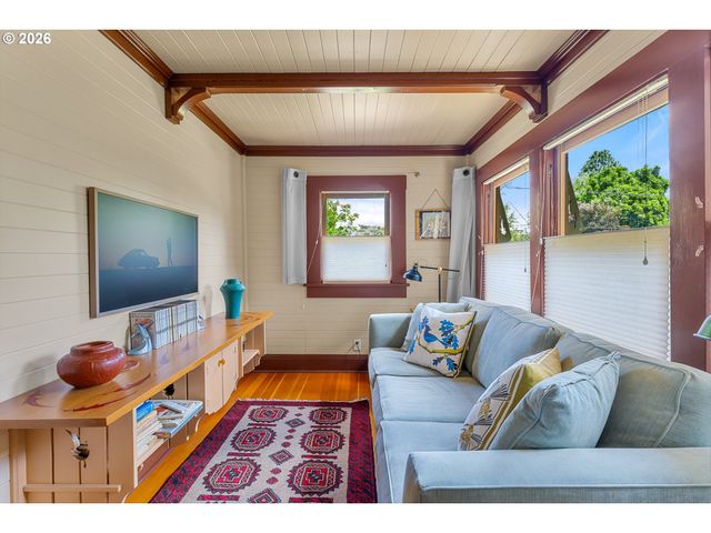 5006 Se LONG St, Portland, OR 97206