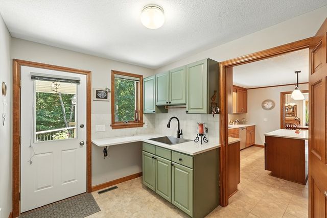 55 Dowds Ln, Chicopee, MA 01020
