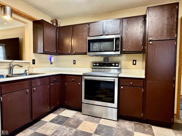 831 Cross Wind Court, Greenwood, IN 46143