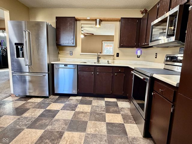 831 Cross Wind Court, Greenwood, IN 46143