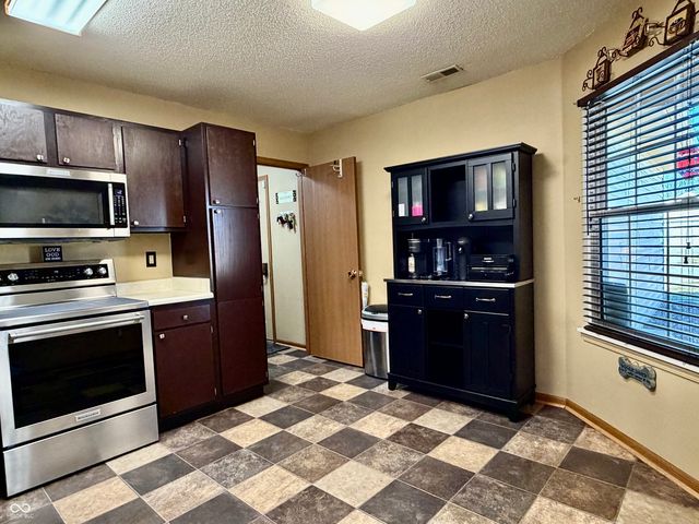 831 Cross Wind Court, Greenwood, IN 46143