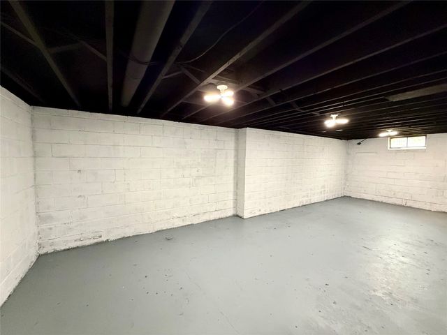 1606 Army Post Road, Des Moines, IA 50315
