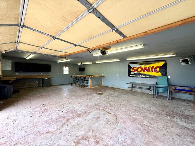 1606 Army Post Road, Des Moines, IA 50315